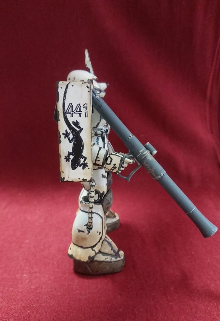 ＨＧサイズのホワイトオーガーのデカールシールが無かった(販売もされてない？)ので、頭部とシールドの「４４１」と「トカゲ」もマッキーで描きました。この作品は、現在職場の上司のお家に飾られているそうです。