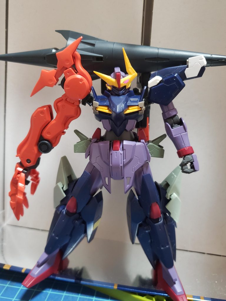 塗装前の立ち姿。追加装甲は肩、胸部、腰部のサイド、リアアーマー、ふくらはぎ、ランチャー強化と増し増しです(写真では胸とリアはまだ笑)これにスジ彫りやプラバンなどディテール追加とカラーリングを考えることでモチベUPに繋がります。  