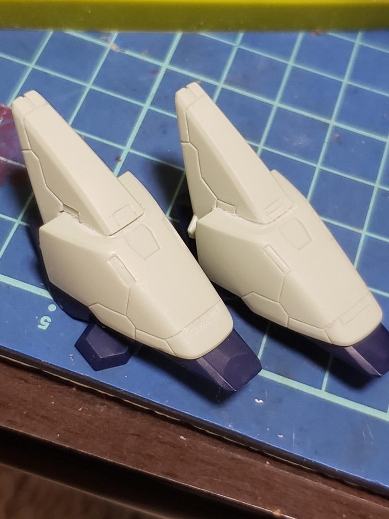 ふくらはぎに追加する装甲。スジ彫りの様子。ストライカージンクスの余りだったはず？