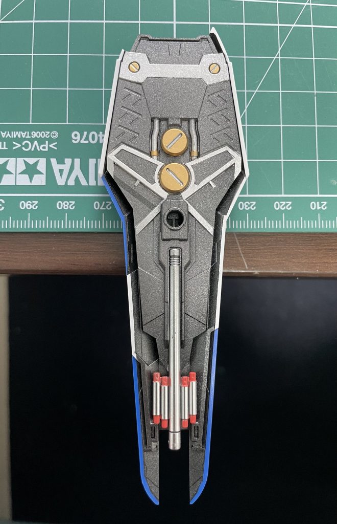 しかし一番こだわったのはここ！シールド裏！笑見えへんやんけ！と言われればそうなんですけど、こここだわったらめっっっっっっっちゃかっこいいんですよ！シールドの裏！前作のνもそうなんですが、RGのディテールが細かくて塗分けが楽しいんじゃ！（ｃｖノブみなさんもシールド裏にこだわってみませんか？←