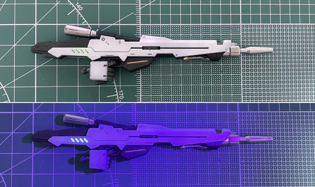 ビームライフルの塗分けとこだわりです。部分的にゴールドとシルバーを追加して、エネルギー残量の表現で蛍光グリーンを使っています。この画像だと見えづらいのですが、白パーツの先、上側の内部フレームが見えている部分はゴールドになっています。