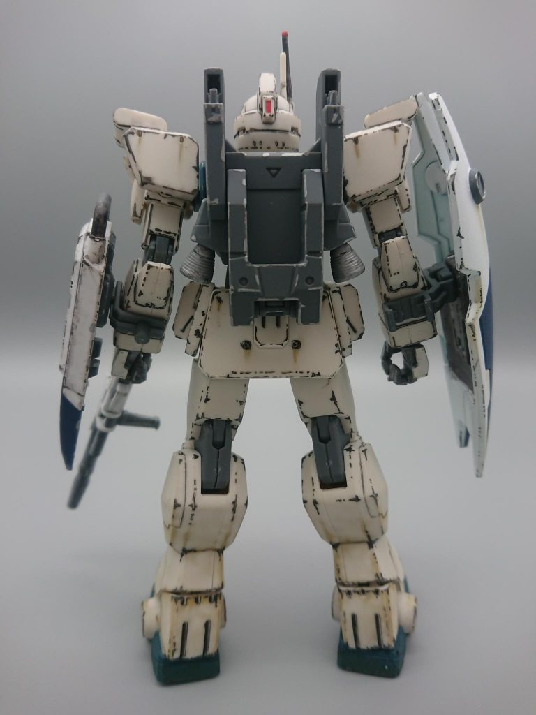 ゲーム内設定上、シールド２枚持ちかつビームライフル両手持ち(攻撃時)で防御面と命中率アップのため、カードの装着スロットの関係上、ビームライフルが基本左持ちになっています。ガンダムマーカーリアルタッチグレー３で角部分など擦れる箇所を剥げ塗装しています。ガンダムマーカーリアルタッチイエロー１と綿棒でオイル跡や足元の砂汚れを仕上げています。