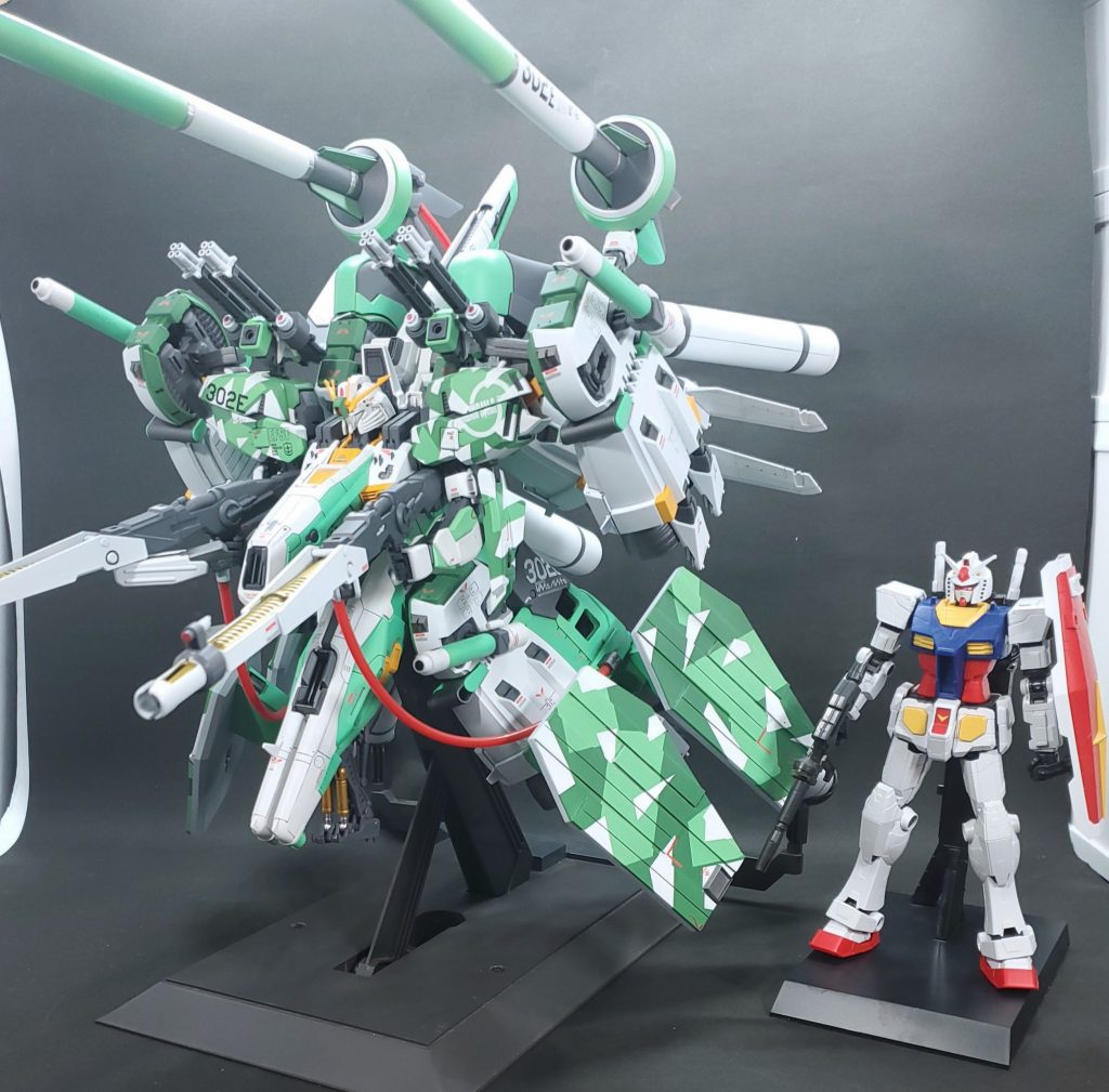 大きさ比較に1/100横浜ガンダムを並べました、こうして見るともうモビルスーツじゃないですね(笑)