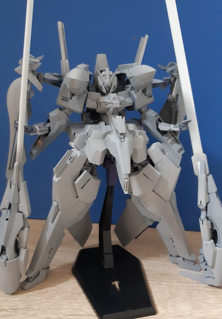 サフ状態と、ノーマルのハイゼンスレイⅡとの比較です。ノーマルの方はストレート組なので、全長の差等わかりやすいと思います