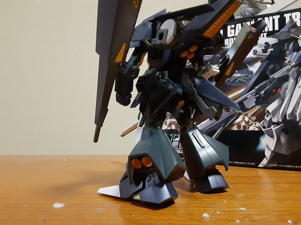 カラー変更した理由は、ティターンズのMSなのにもともとカラーがどうみてもエゥーゴカラーに見えてしまい、ならば色変えようとMrカラーのネイビーブルー使ってみたらブルーというより緑ぽくなってますが気に入ってます。