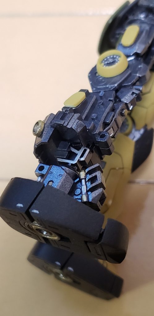 脚部。RGなのでフレームをそれっぽく塗り分け。