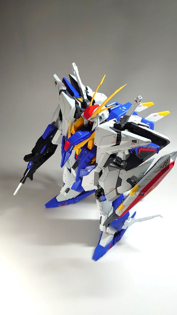 肩パーツを後ハメ加工で塗り分けを行っています。