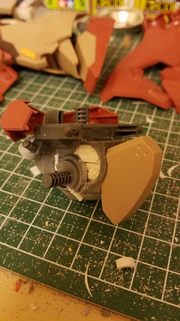 腿の部分を切り取り下にズラす事で延長させてありますそして元々あった場所にディテールアップの為にスターウォーズキットのパーツを入れました