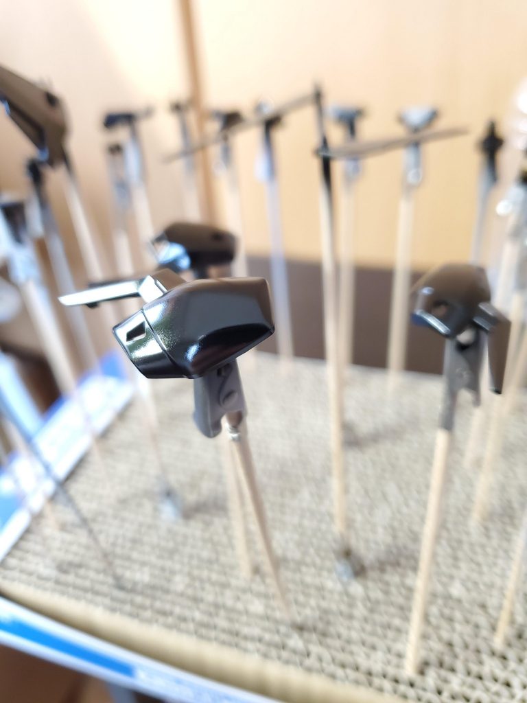 1500サフにガイアのアルティメットブラック、クレオスのゴールドを吹いています。