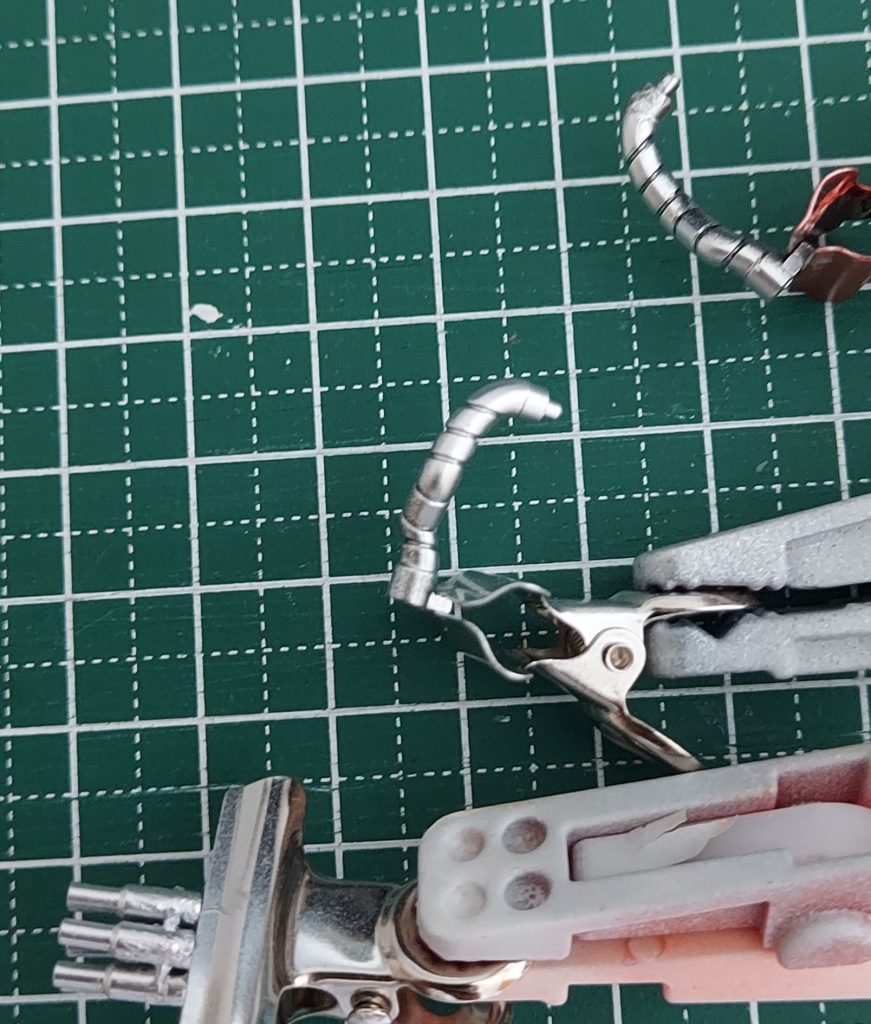 ガンダムマーカーエアブラシシステムでシャインシルバーを塗装。扱いづらそうなメッキシルバーを使わなくても、この仕上がり！