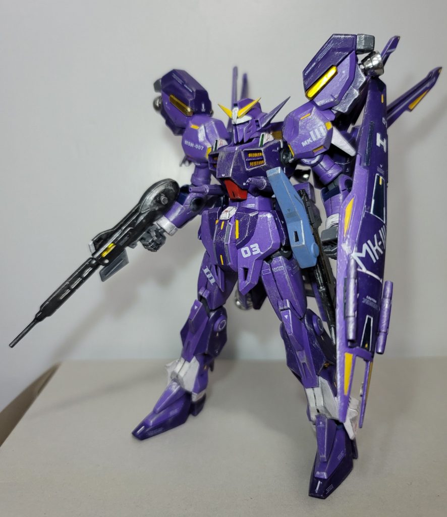 原型機のガンダムmk-Ⅲとの違いとして:2種類の射撃武装は非使用時にはサイトスカートにマウントして携行シールドは非使用時ではリアスカートにマウントビームキャノン兼大型ビームサーベルはバックパックからサイトスカートに移植、キャノンとサーベルの両機能は健在バックパックにバーニアが幾つか追加された結果推力が向上両肩には大型バーニアを追加され、旋回能力が大幅向上バックパックスラスターの配置を変更あと特に機能はないが頭部のデザインも変更された