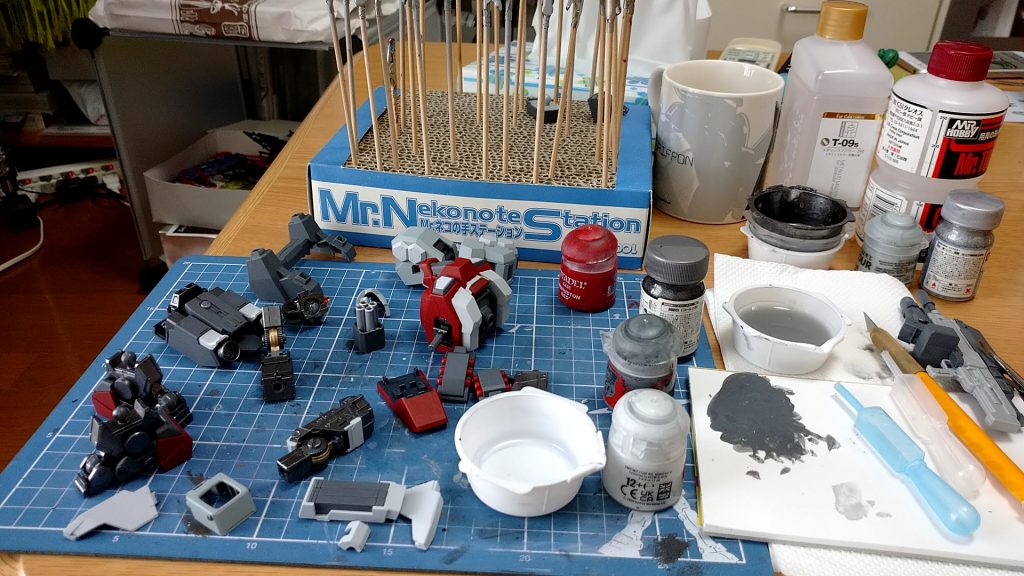 塗装はシタデルカラー筆塗り。フレームはガイアカラーのフレームメタリックです。仕上げはクレオスの艶消しトップコートです。