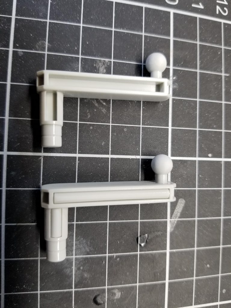 シールド軸は肉抜き穴をランナーで埋めて強度増しと見た目改善。