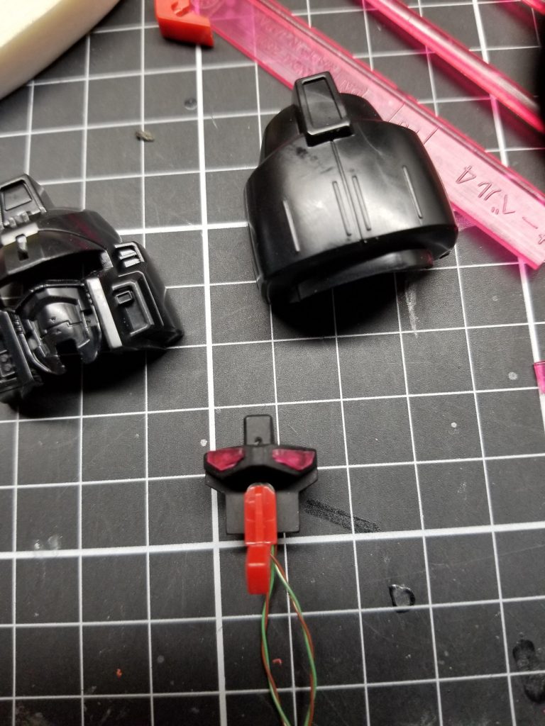 ツインアイは、くまどりパーツをくり貫いて他のキットのビームサーベルのランナー余白部分を目型にカットして貼り付けしました。