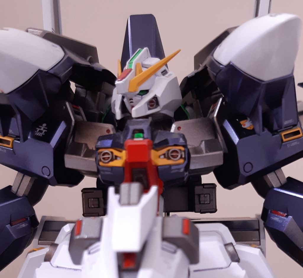 ハイゼンスレイとしての写真です参考イラストに近づけるように、顔、肩、腰、フレーム等全身にわたり手をいれています(はっきり目立たない…)。特に足の短縮は全体で約2センチほど短くなっています。ラインの整合性を保つのが大変でした。