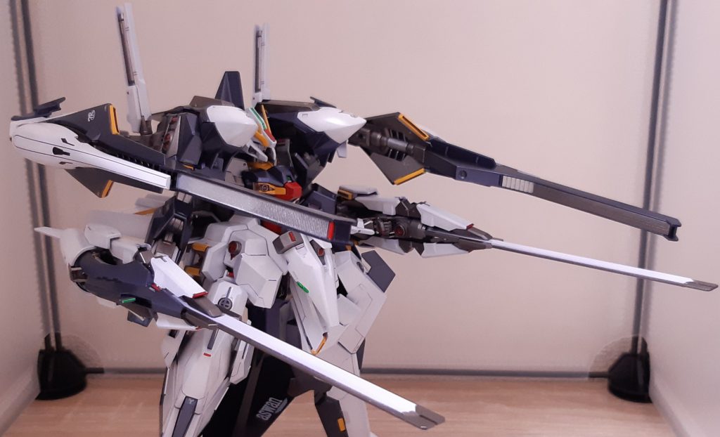 アクションは皆無ですね。プロポーション優先で変形もオミットしたので、写真映えしませんねぇ…全体装備を並べるの、大好きです。