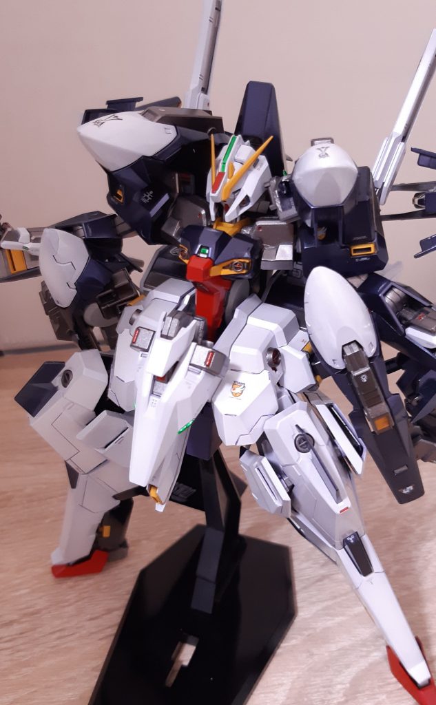 第二形態(で合ってたかな？)です。フルドトⅡとウインチキャノンの追加でボリュームがすごいことになります。卓上の撮影スペースの限界が…腰の接続部も新造してあるので、立体感のある見た目になっています(見えませんが)