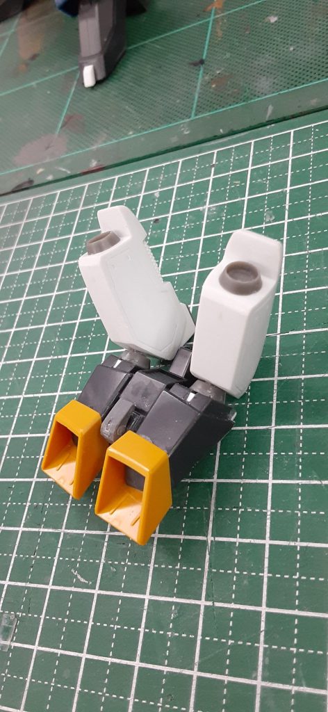 バーザムバックパックをそのまま上下逆にして使用。二本の上部フレキシブルスラスターはex-sガンダムの余りパーツから。