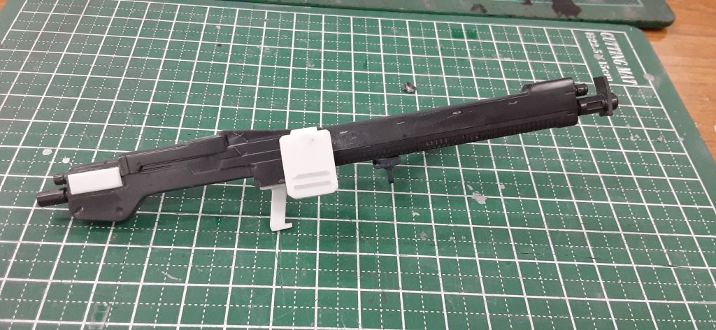 ゼクアイン第3種兵装のマシンガン。バーザムの握り手とかみあわなかったので、グリップは新造しました。給弾ベルトはオミットし、プラ板積層でマガジンを作りました。