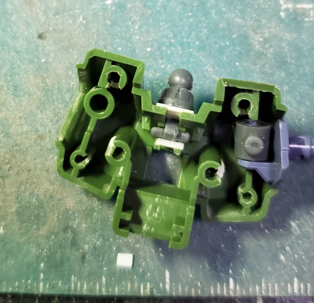 首のポリパーツをプラ板で嵩上げし首を延長。これで顎を引けるようになり首をすぼめたような元キットの情けないシルエットを軽減しています。