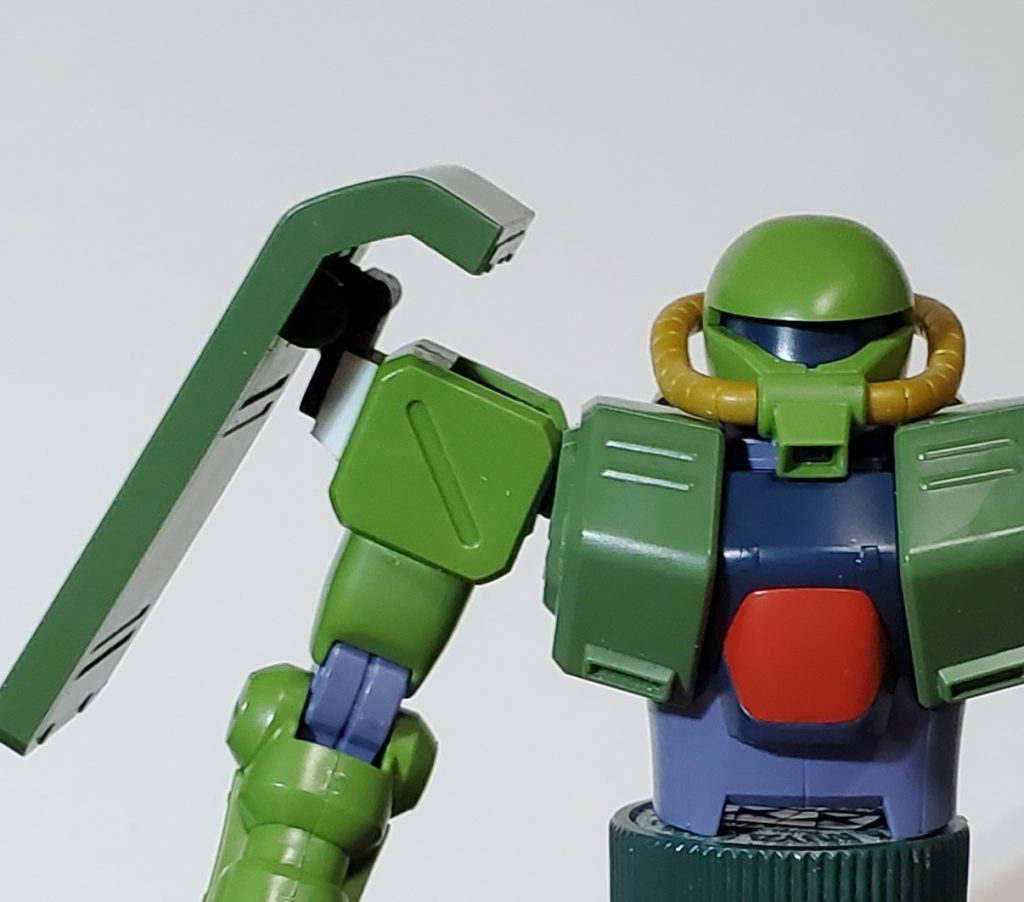 スパイクアーマーのボリュームに負けている右肩はシールドを斜め上にずらして適度な空間を持たせてボリュームアップしています。