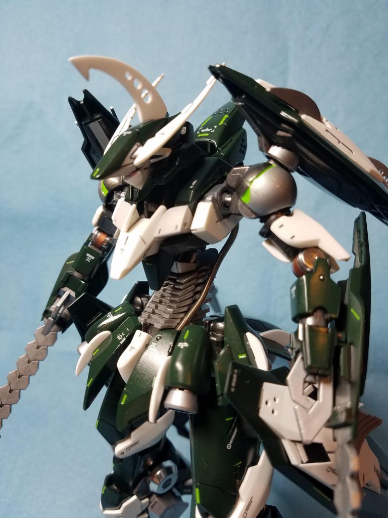 顔のマスクはキュベレイの爪先です