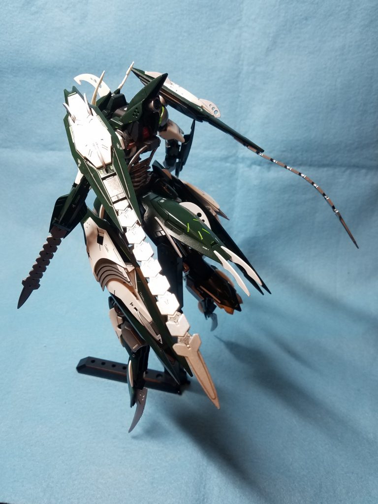 腰横アーマーには魚のエラのようなディテールを加えました。