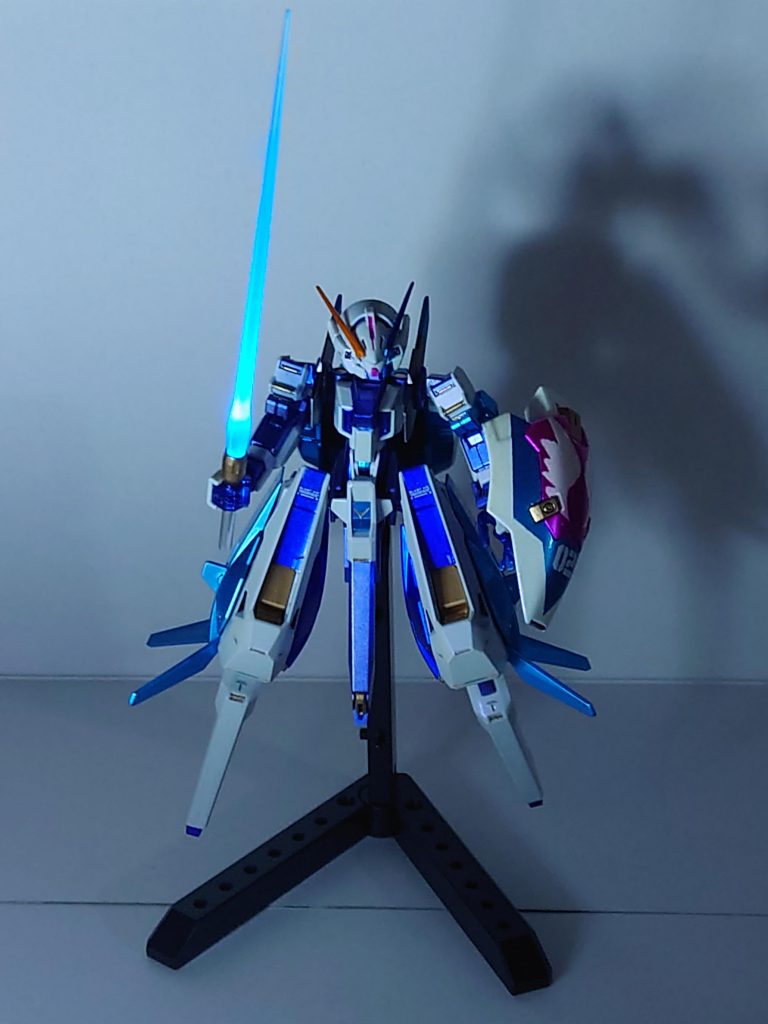 ビームサーベルは青いのがなかなか見つからなかったのでコトブキヤのものを使用。光るんですよねこれ。他の写真は光らせるの忘れました。まあええやろ。