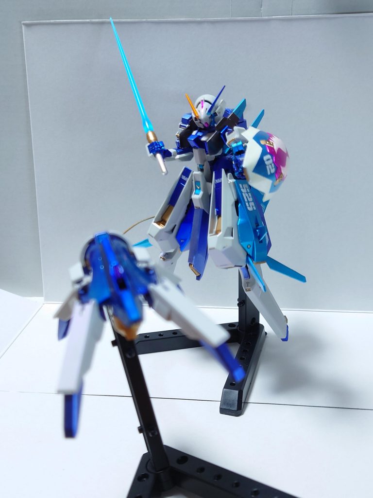 素体のウーンドウォートです。ヘイズルⅡのシールドを持たせています。全塗装ではありますが、白部分のみ成型色を生かし、雲母堂本舗のLGパールを吹いてほんのり紫色に輝くように仕上げています。この写真だと向かって右の膝のあたりがわかりやすいでしょうか。