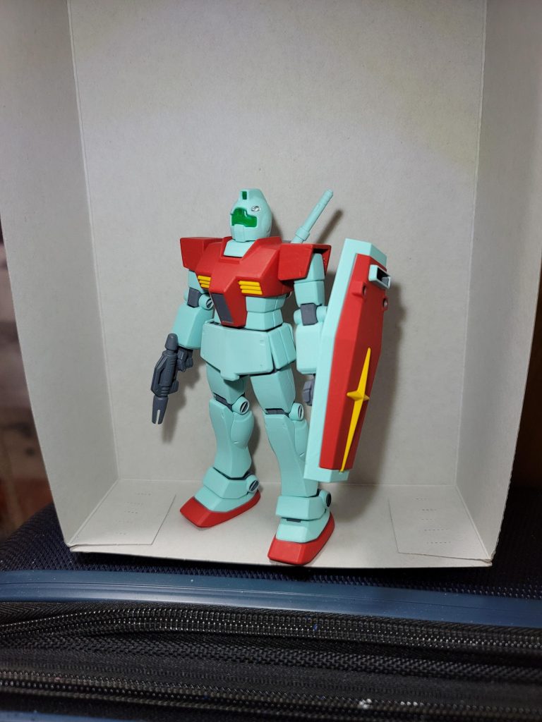 基本塗装が終わったばかりの頃無塗装と比べて大して変わらないんだけど一応クリアパーツ含めて全塗装済みです今見ると別に大した問題がないしこのままでもいいのでは…?と思ってしまいますちなみにこの時点ではメインカメラは蛍光グリーンで塗装しておりますがファレホの蛍光カラーは乾いた後でもネバネバするし、剝がれやすくもあるので汚す際には凸のところの蛍光グリーンを消してクリアパーツのままにしました