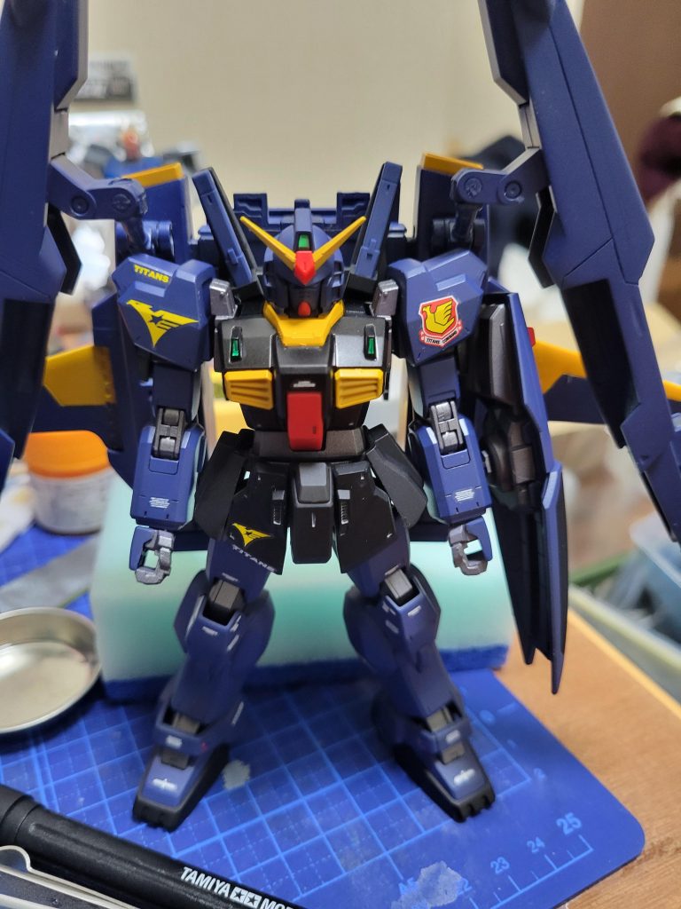 デカール貼り中の画像