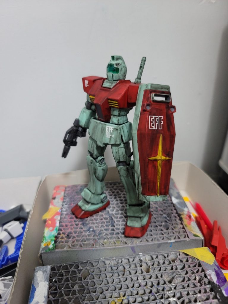 申し訳程度なデカールを入れておきました詳しい設定は考えていないので連邦宇宙軍のEFSFではなく連邦軍全体を表すEFFにしましたデカールだけキレイなままに違和感がしたのでここからまた一回追いドブ