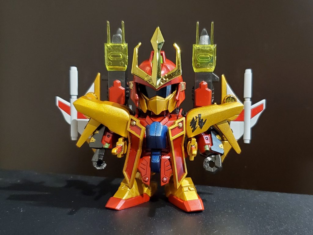 基本、飾る１ポーズに集約させたいタチなので、対頭破守駄（ツインバスター）も丸ごと背負わせました！大将軍みたいになったけど、黄色のクリアパーツもアピールできたし、カッコいいから合格です(笑)塗装は金をガイアノーツのスターブライトゴールドにしたのがポイントです。赤の調色が難しかったですー