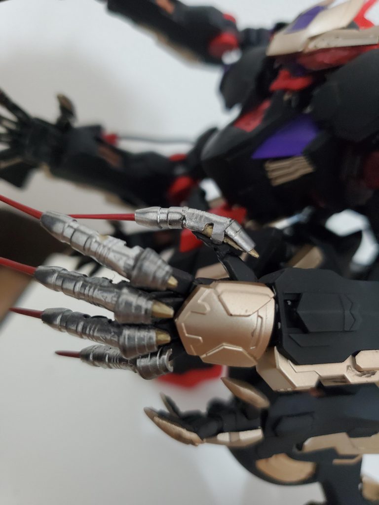 左手は悪魔的なイメージでちょっといかつめにしました。パーツはホームセンターで買い漁っていたものを使用。