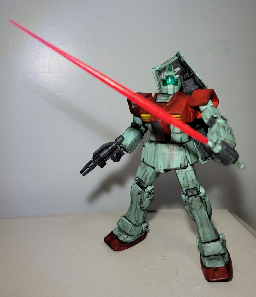 とりあえずビームサーベルはクリアパーツ化しましたまあだからどうしたというのかねいつもならビームスプレーガンを磁石でシールドの裏、サイドスカート、リアスカートのどれかにマウントする工作をするが今回は弱~いジムを目指していたので特に改造はしません