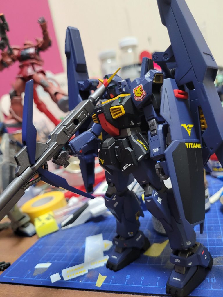 過去作たちときたない作業場です。。。デカールは1/100のものを使用。若干大きめで焦りました。。。。。また、ロングライフルの持ち手は削りこんで握れるようにしました。