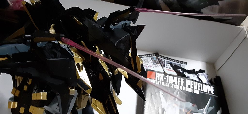 ビームガンからビームサーベルを出しているシーンです。このビームガンも通常よりも三倍の威力を持ってます。戦艦を貫通できる威力を兼ね備えて居ます。