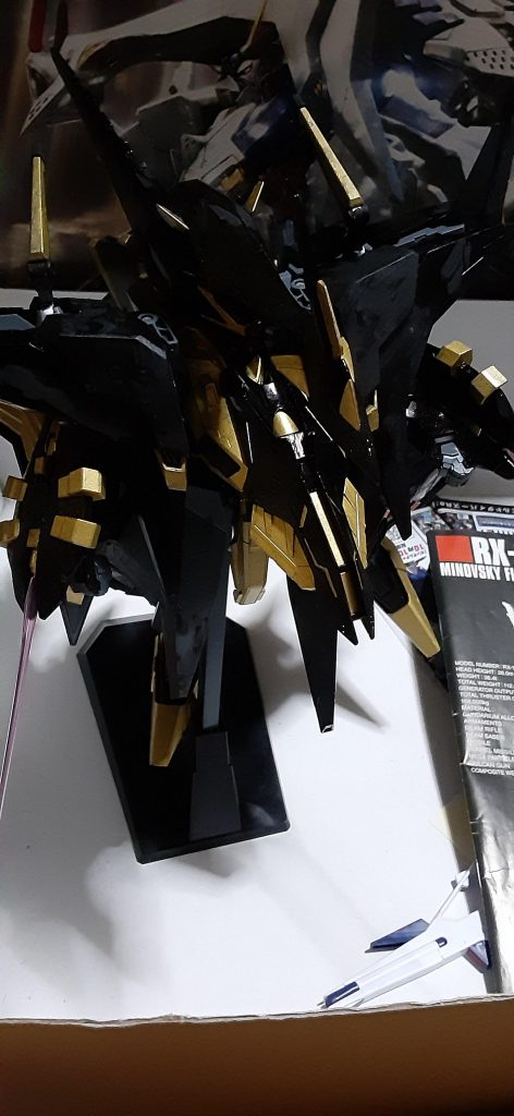 メガ粒子砲ビームサーベルです。通常のビームサーベルよりも切れ味が鋭く、通常のモビルスーツでさえすら容易く貫通し、串刺しにできるほどの威力があります。鉄血のモビルスーツでさえすら容易く破壊できます。