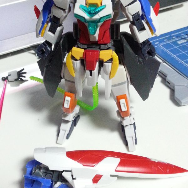 フロントアーマーをビームサーベルラックにしてみました！コアガンダムⅡのビームサーベルの柄の形がいい感じに平たくて鋭かったので可変時の垂直尾翼？的なものにもなる様にもしましたが、まだちょっと角度がつきすぎなのでもう少しいじると思います。（1枚目）