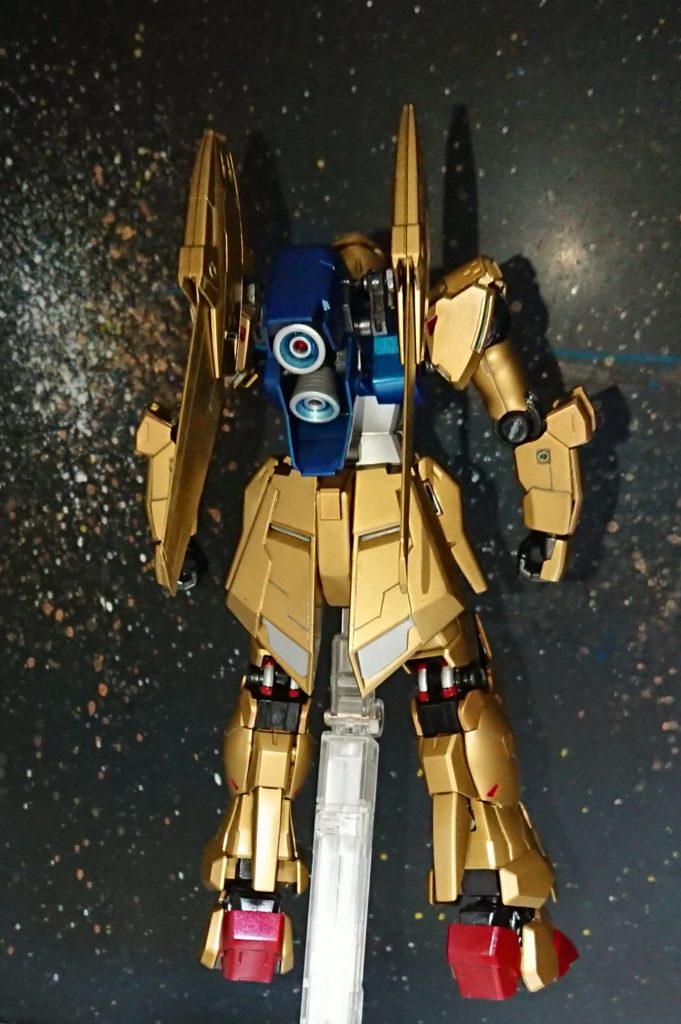 営業所員A「相変わらず暑いですねぇこの船。」首領「古い上に燃費節約でエアコンは控え目だからな。なに、袖を捲ればどうということはない。」A「さすが『ノースリーブの再来』と言われるだけありますね。ところで、今回ご注文頂いたMSですが、こちらになります。」首領「これは・・・シナン ジュってヤツか？そんな最新鋭、前回のローンも終わってないのに、まだだ、まだ払えんよ。」A「いやいや、シナンジュって言っても量産機の試作品みたいなものです。余計なものは取っ払ってあるから格安ですよ。」首領「問題は私にニュータイプの素養があるか・・・」A「あっそういうのいらないです。サイコフレームほとんど取っ払ってありますんで(笑)」