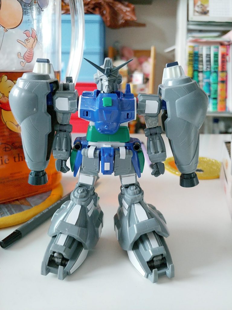 胴体と腰が一体だったので切り離してMGネモの腰パーツで延長&稼働可能に。脚もモモ部分を2ミリ延長。全体にプラバンやプラスチックスプーンなどを使ってディテールアップ。とにかくもっと勉強が必要ですね。 ちなみにプロモーション改修は『スーツアクターの岡元次郎さんが入ったイメージ』でいじって、マッシブかつスタイルよくを目指しました。