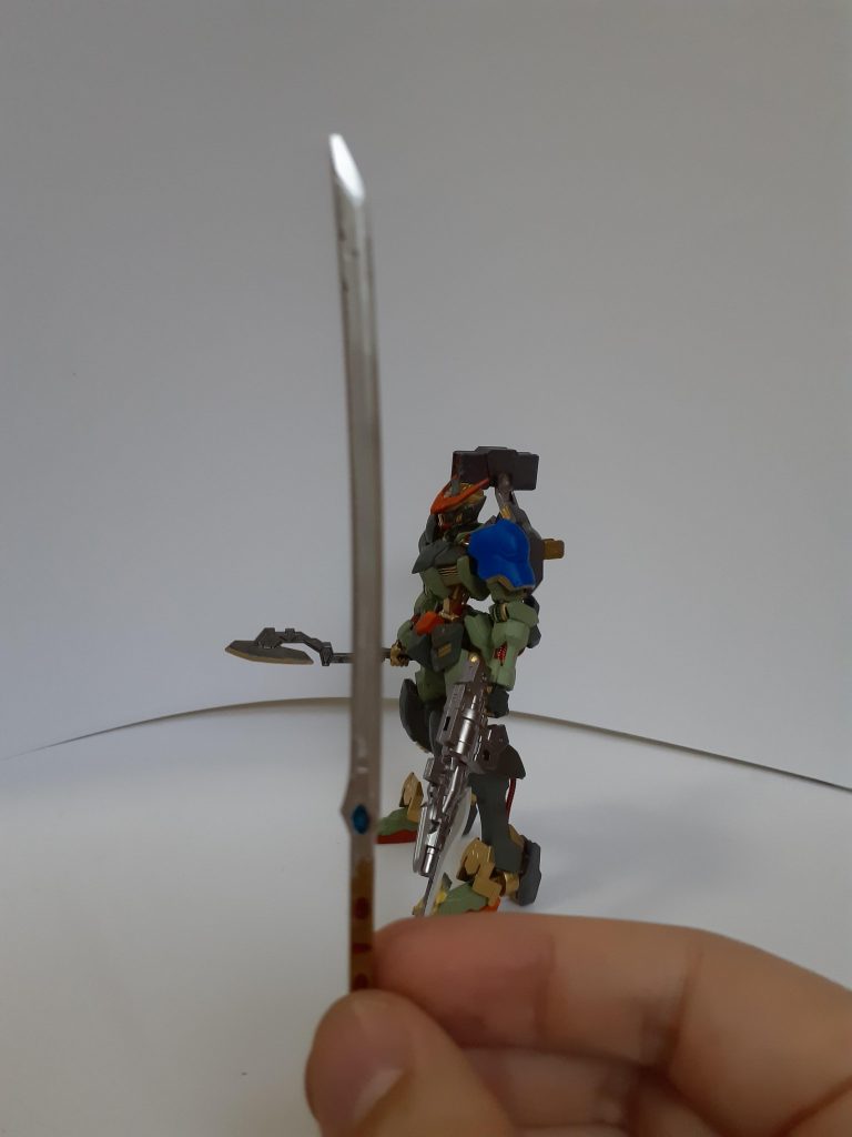 太刀はガンダムマーカーエアブラシでシャインシルバーで塗装しました。