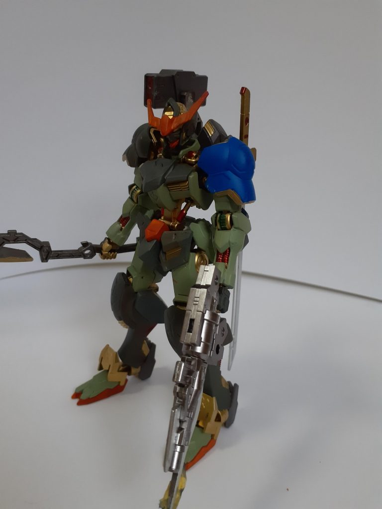 アクセントとして左肩を青く塗りました。