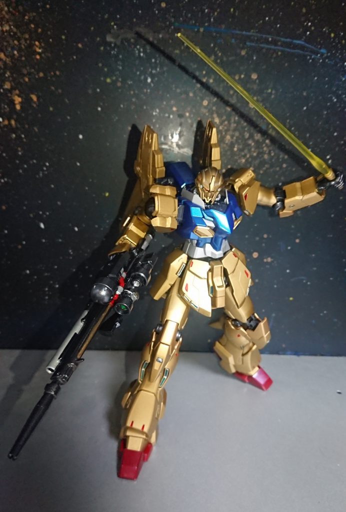 首領「フム、悪くないな。軽くなった分、スラスターが減っても機動性も落ちないし燃費も良くなったようだ。」A「あ、バインダーはシャレで着けたんでサービスしておきますね。」首領「これが若さか・・・」てなことで、シナンジュ ポリエレンです(^o^;)ポリエレンはドイツ語で「研磨」という意味です。量産化する上で余計なものを省く「引き算の改造」と言えば聞こえは良いけど、実際は皆さんの作例を拝見して恐れをなした「逃げの改造」です(^o^;)袖のエングレービングを削り落としたら「袖無し」になって、そこからは妄想の連鎖でこんな形になりました。