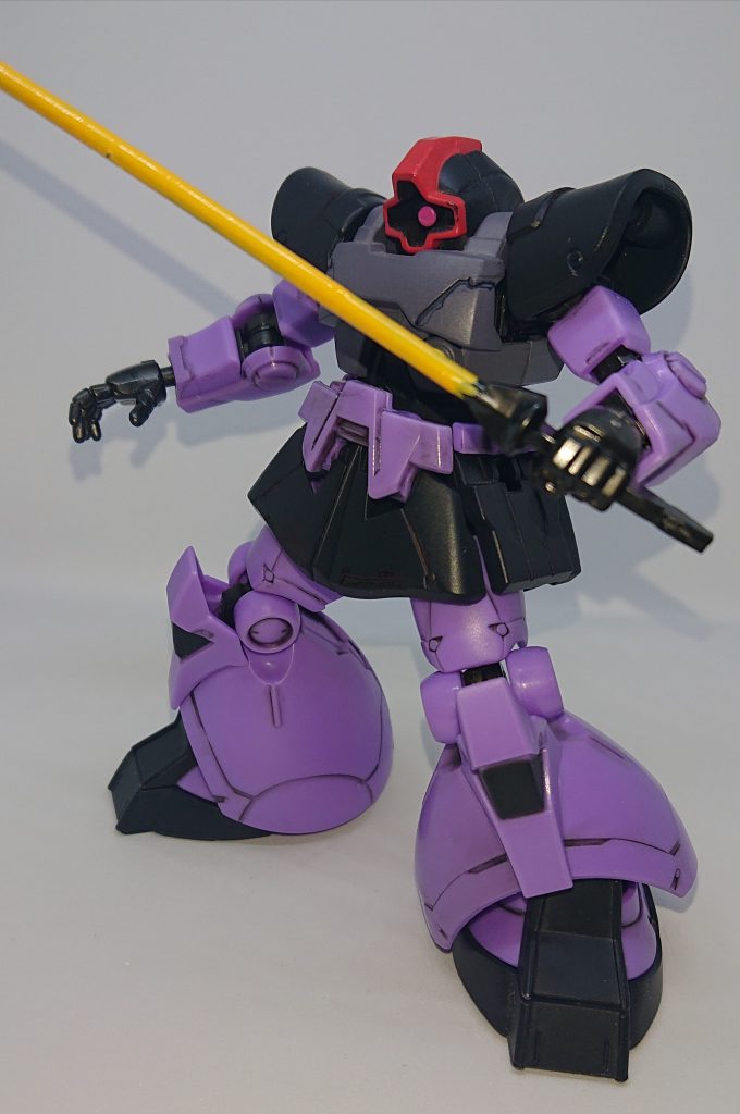 ビームサーベルだけガンダムマーカーでイエローに塗りました。