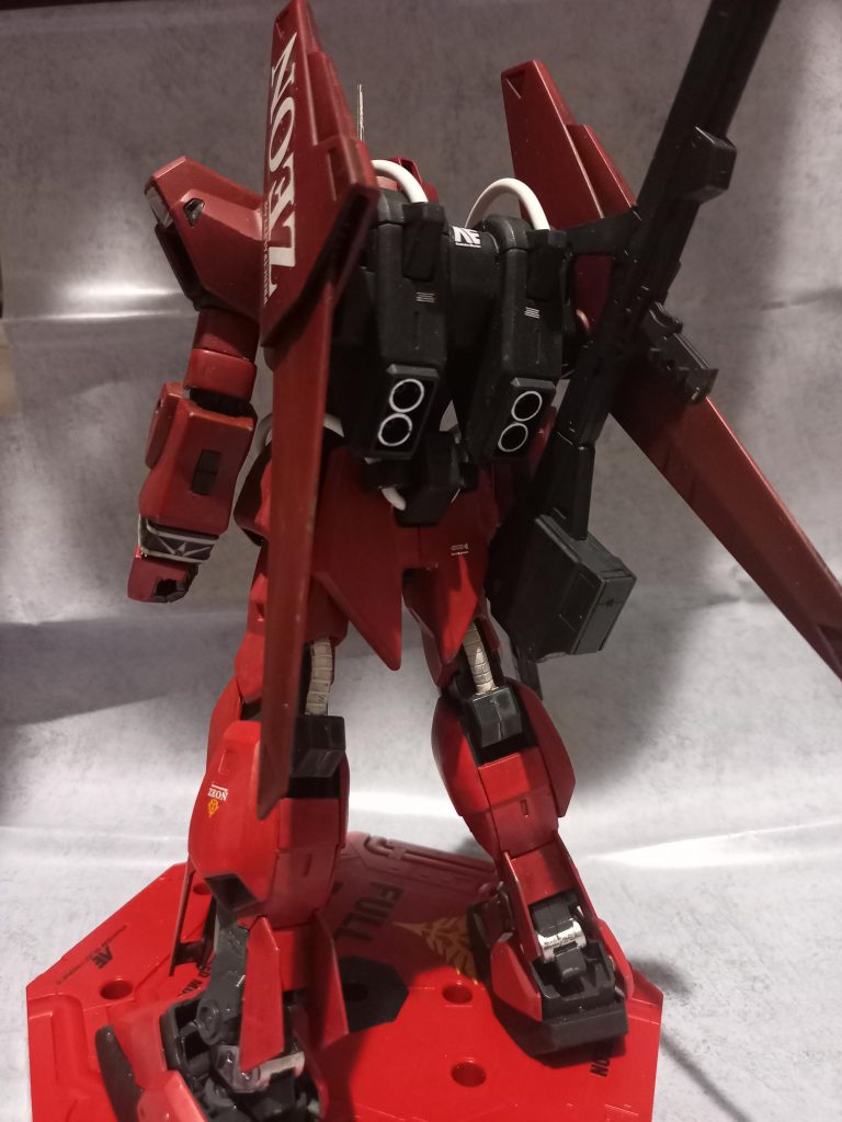 パイプはイヤホンチューブに変更。腰周りもパイプ追加でジオンらしく。