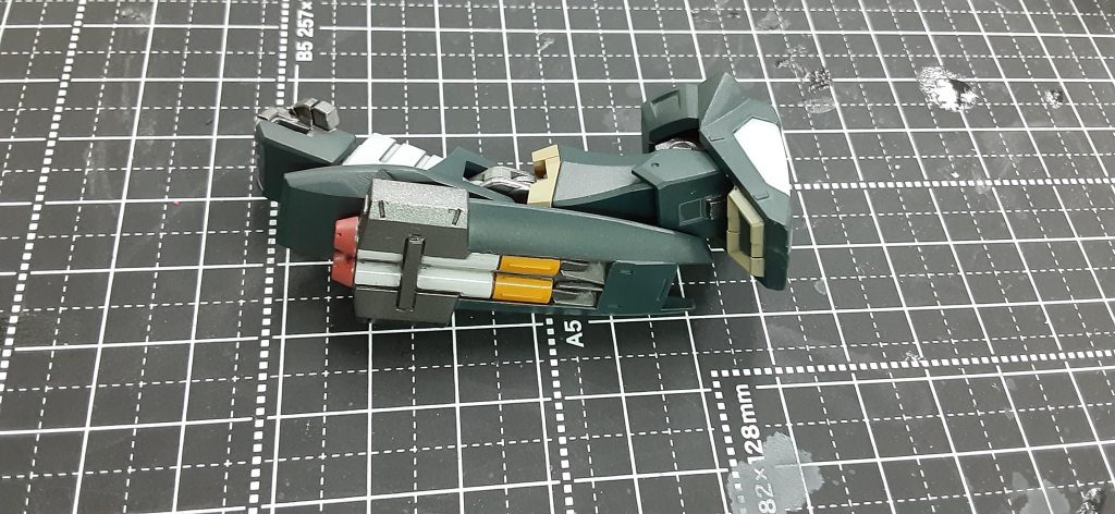 左手はシールド部分に、ジム3のミサイル基部だけ加工して取り外しできるように接続してあります。