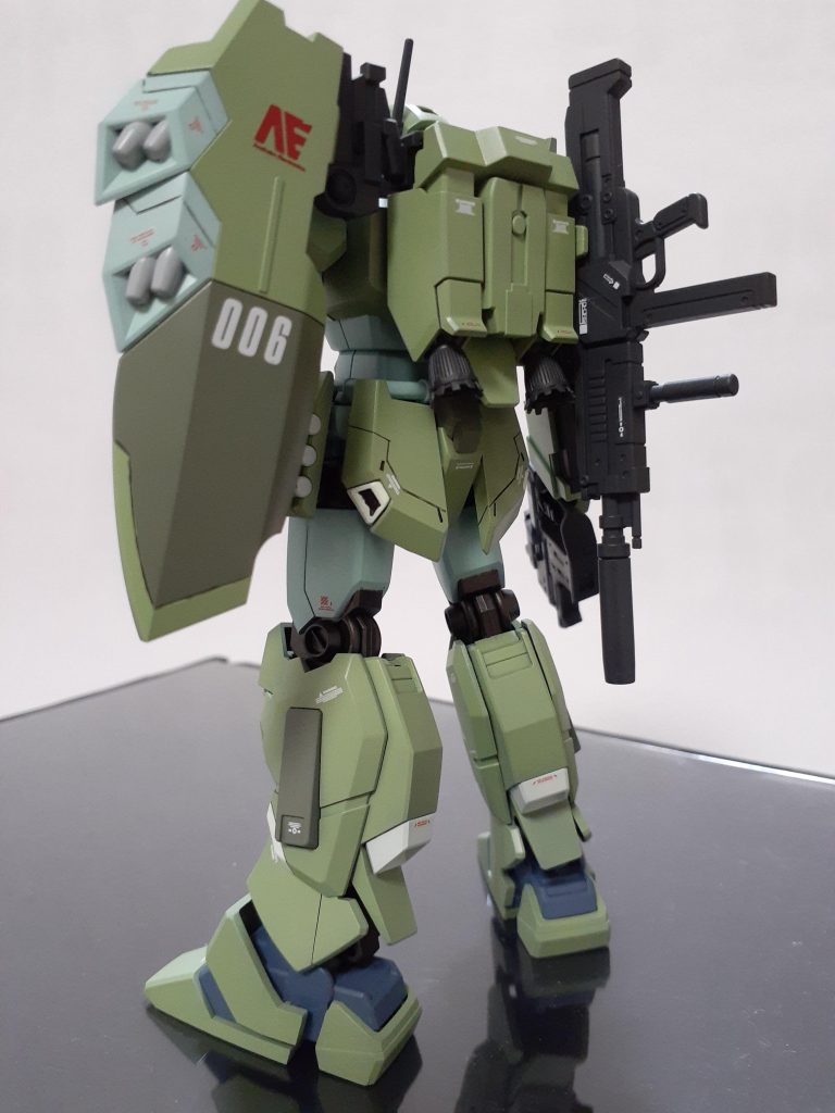 ライフルは背中にマウント。もちろん外して手に持たせられます。