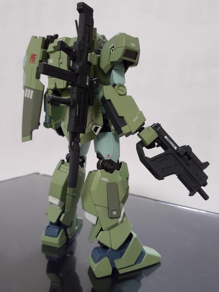 マシンピストルは、MSGから拝借。ビーム兵器と実体兵器でバランス良く。