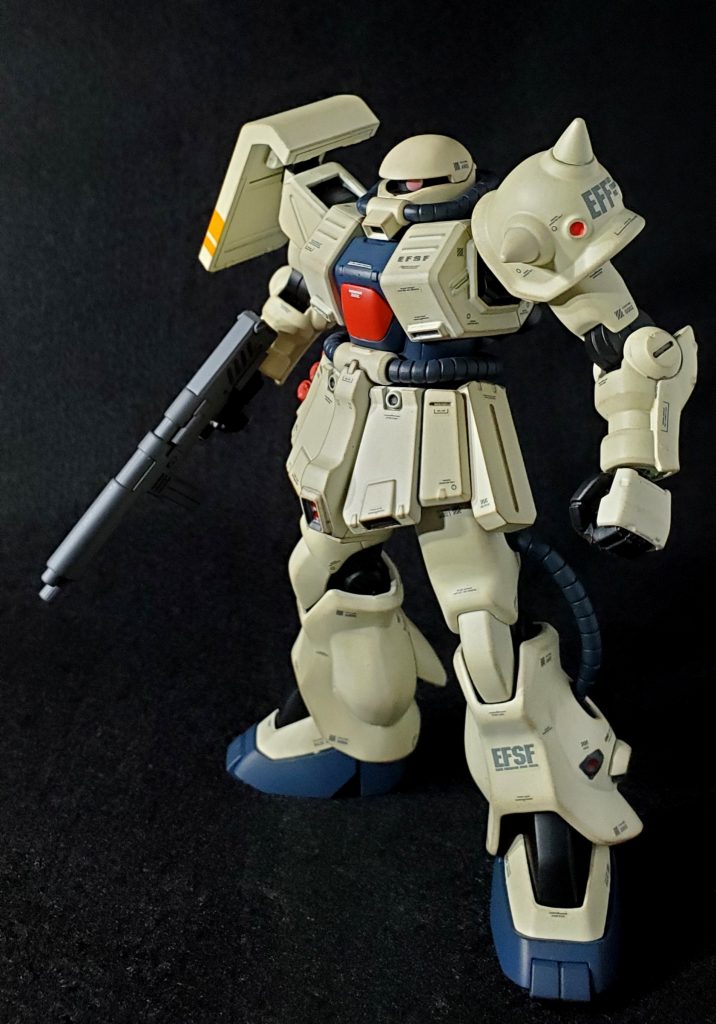 基本塗装後、レッドブラウンで全体をフィルタリングし細部塗装及びデカールワークの後にブラウンのパステルでドライブラシを掛けて戦後に運用された連邦所属ジオン製MSの白を表現してみました。